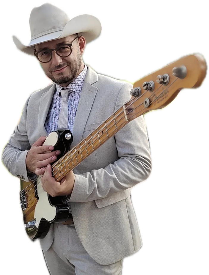 Fred Clavel, bassiste à Montpellier, avec sa basse électrique et son chapeau de cow-boy