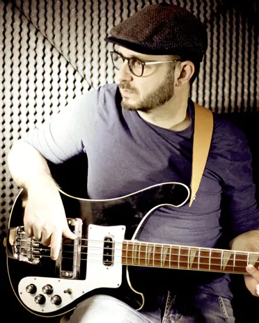 Fred Clavel, bassiste et professeur de basse, avec sa basse